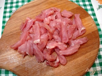 Мясо нарезаем продольными кусочками поперёк волокон.