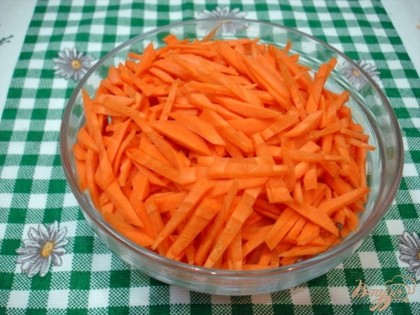 Морковь ни в коем случае не натирайте на тёрке, она потеряет много сока. Нарезайте её тонкими брусочками, как это делают в Узбекистане.
