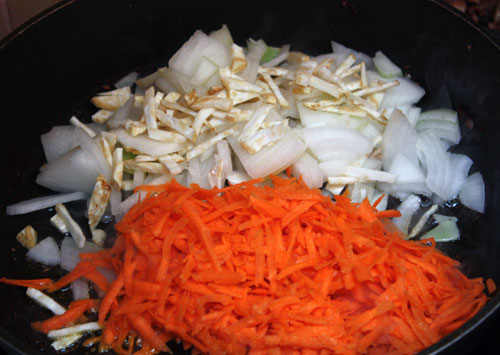 Обжариваем их вместе с чесноком и тертой морковью до золотистого цвета в сковороде из-под мяса.