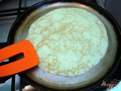 Разогреть сковороду с растительным маслом и жарить блины с двух сторон