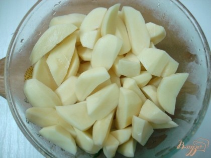 Картофель нарезаем дольками.