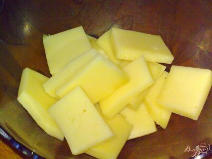 Твердый сыр нарезать кусочками.