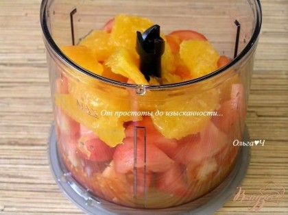 Помидоры опустить на несколько секунд в горячую воду, снять кожицу, крупно нарезать и выложить в чашу блендера. Апельсин филировать, добавить к помидорам.