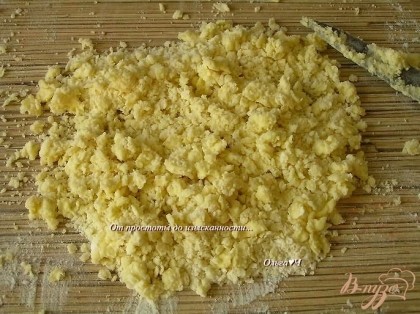 Сливочное масло порубить с мукой, сахаром и ванилином до образования крошки - штрейзеля.