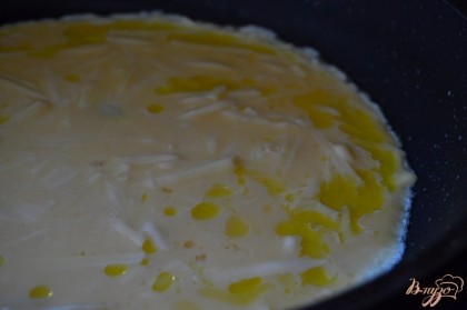 На сковороду с оливковым маслом вылить яично-сырную смесь. Огонь делаем тихий.