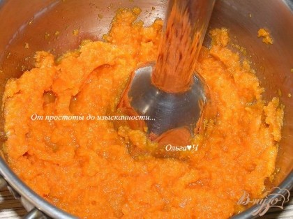 Морковь отварить до готовности и пюрировать с помощью блендера.