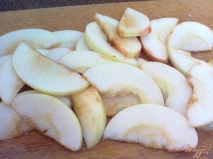 Яблоко вымыть, удалить семечки и нарезать дольками.