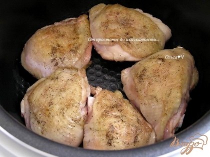 Курицу посолить, поперчить, обжарить на 1 ст.л. растительного масла в режиме "Жарка" с двух сторон до румяности. ***Если в Вашей мультиварке функция "Жарка" отсутствует, тогда обжарить на сковороде.*** Выложить курицу в миску.