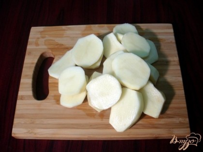 Картофель лучше брать рассыпчатых сортов. Чистим его, моем и разрезаем на половинки, или просто крупными кусками.