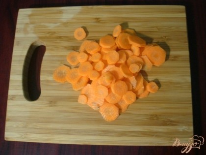 Тем временем, чистим, моем и нарезаем кружочками морковь.