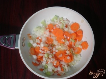 Лук и морковь отправляем на сковороду, на растительное масло пассероваться.
