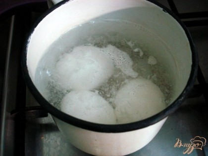 Яйца ставим вариться с добавлением столовой ложки соли.