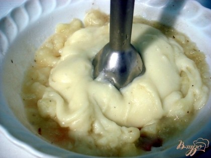 Готовый сваренный картофель, вынимаем из супа и при помощи погружного блендера делаем из него пюре, которое опять возвращаем в суп.