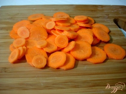 Нарезаем колечками морковь.