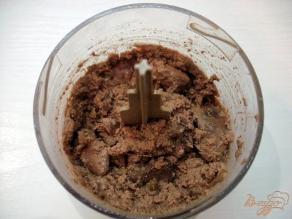 В чашу блендера выложите печень, сливки, посолите по вкусу и хорошо пробейте. Затем паштет выложите в форму.