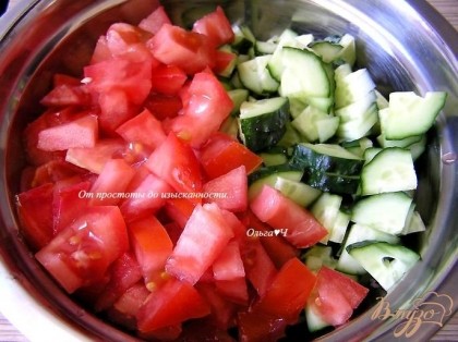 Овощи нарезать кусочками, добавить к гречке, перемешать.