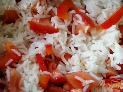 Нарезать помидоры и перец, добавить к рису, перемешать.