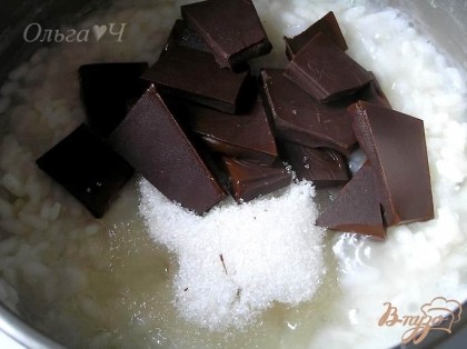 Добавить сахар и поломанный на кусочки шоколад, перемешать.