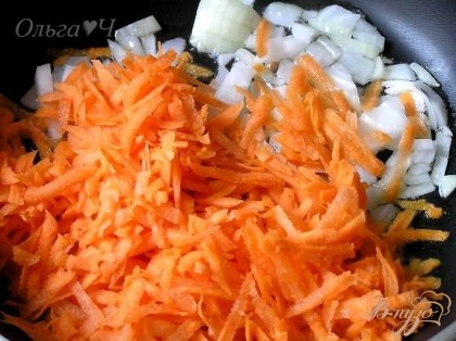 Лук мелко нарезать, морковь натереть на терке и обжарить на 2 ст. л. растительного масла.
