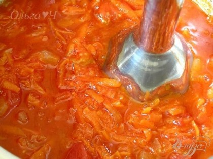 Снять с огня, немного остудить и измельчить с помощью блендера. Выложить томатно-овощное пюре в кастрюльку, добавить воду, довести до кипения и варить на медленном огне.