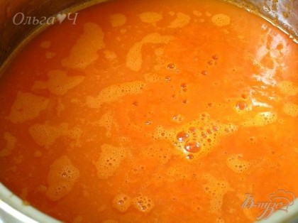 Добавить рис в кастрюльку с супом, довести до кипения, варить 10 минут.