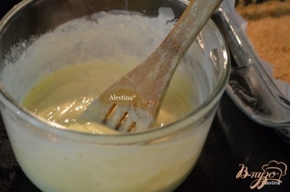 В емкости смешать желтки от крупных яиц,сгущенное молоко, лимонный сок и цедру. Затем добавить половину стакана ягод, перемешать. Вылить аккуратно в форму. Выложить поверх вторую часть ягод. Поставить в духовку на 15 мин. Проверяем зубочисткой, если центр не жидкий, десерт готов.