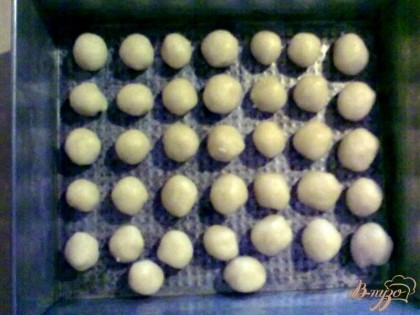 Пока тесто еще теплое, формуем небольшие шарики. Выкладываем шарики на сухой противень и выпекаем в духовке, нагретой до температуры 250С до золотистого цвета. Примерно 30 минут.