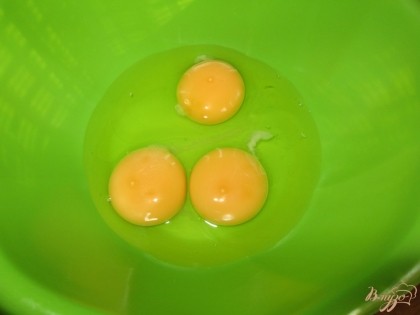 Три яйца разбить в миску.