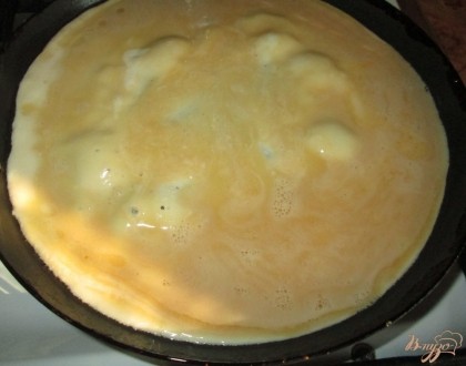 Выливать на горячую сковороду с растительным маслом, равномерно распределяя. Жарить около 2 минут.