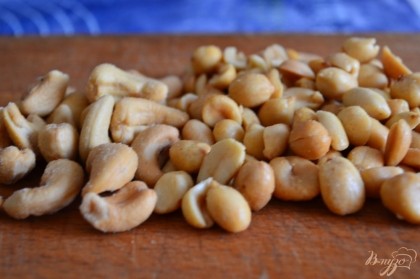 Орехи порубить и добавить в сухую смесь.