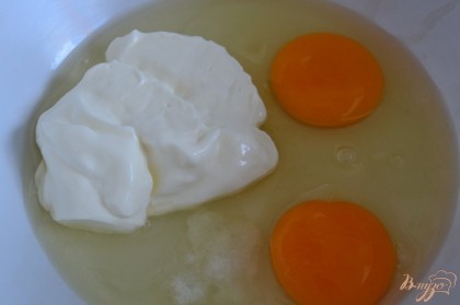 Яйца, сметану, соль и сахар по вкусу перемешать.