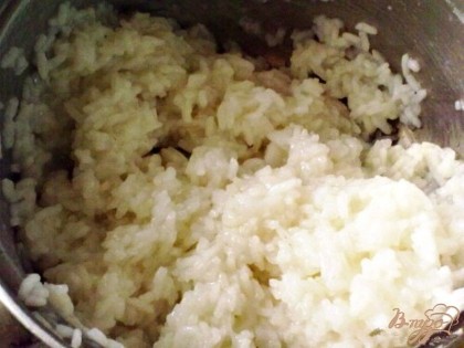 Рис отварить в подсоленной воде до полуготовности, откинуть на дуршлаг, дать воде стечь. Затем сложить в кастрюлю, немного примять, полить 1 ложкой растительного масла, остудить.