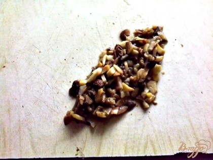 Грибы отварить. Отвар не выливать. Оставить несколько грибов для украшения, остальные мелко нарезать.Для соуса: лук очистить и вымыть, мелко нарезать, обжарить на растительном масле. Затем добавить грибы, а через 3 минуты - муку и жарить еще 3 минуты. Постепенно влить 1 стакан грибного отвара, прокипятить. Добавить в соус сок лимона, сахар и соль, довести до кипения.
