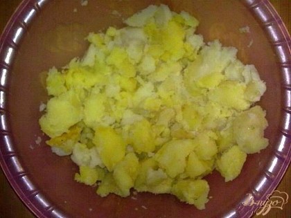 Картофель вымыть, отварить до готовности. Воду слить, картофелю дать остыть. Остывший картофель очистить от кожицы, растолочь (можно пропустить картофель через мясорубку, а затем протереть через сито).