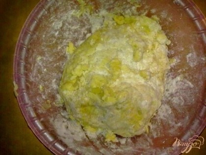 Добавить к картофелю яйца, муку и половину сыра. Вымесить однородное тесто.