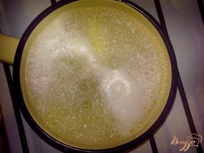 Отварить клецки в кипящей подсоленной воде небольшими порциями, по 2 минуты. Каждую порцию(готовые ньокки должны всплыть), выложить на блюдо.Сливочное масло растопить. Готовые ньокки полить растопленным сливочным маслом, посыпать оставшимся сыром, накрыть и оставить в теплом месте до подачи.