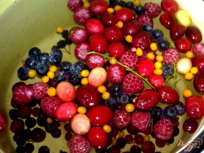 Положить все ягоды в кастрюлю и залить водой. Довести до кипения, добавить сахар и варить еще  пару минут.