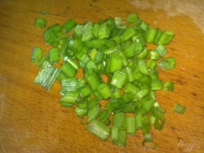 Зеленый лук вымыть и порубить.