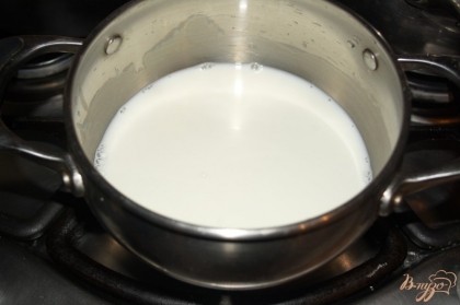 Вскипятите молоко. Чтоб молоко не пристало к стенкам кастрюли, кастрюлю нужно сполоснуть холодной водой и только после этого вливать молоко.