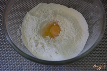 Муку просеять. Вбить яйцо. Добавить 1 ч. ложку соли.