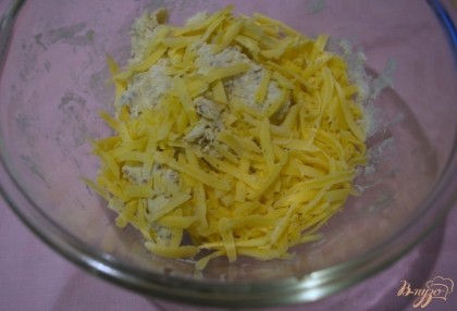Натрите на терку твердый сыр. Добавьте его в тесто. Влейте 2 ст. ложки растительного масла. Замесите тесто.