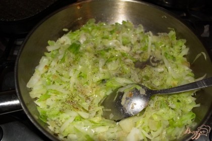 На сковороде обжарьте лук до едва заметного румяного колера. Добавьте капусту. Тушите без крышки до мягкости капусты. Добавьте по вкусу соль и перец.  Доведите до готовности и остудите.