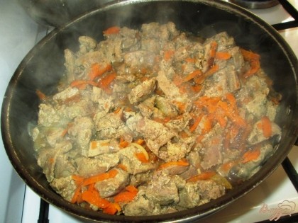 Выложить на сковороду с растительным маслом, добавить порезанный лук и натертую морковь. Немного обжарить под закрытой крышкой.