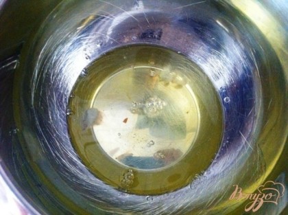 Яичные белки отправляем в чашу блендера