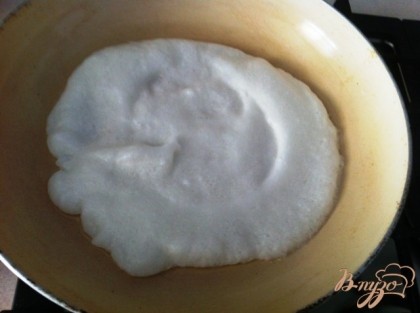 Жарим белковые блины: смазываем раскаленную сковороду маслом, выливаем на неё взбитый белок и обжариваем с двух сторон.