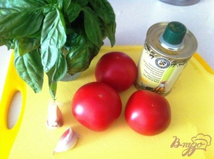 Подготовить продукты. Базилик и помидоры вымыть и обсушить.