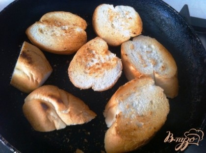 Обжарить хлеб на хорошо разогретой сковороде без масла с двух сторон до золотистого цвета, или подсушить в духовке...
