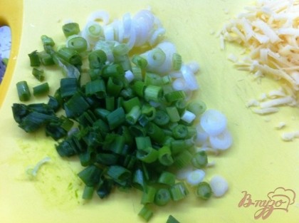Нарезаем зеленый лук с белой частью.