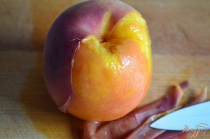 Персик ошпарить кипятком и снять кожицу. Нарезать на дольки.