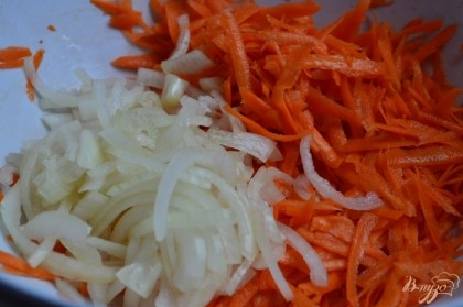 Морковь натереть на крупной терке. Луковицу нарезать полукольцами , залить водой с винным уксусом и оставить на 10 мин. Затем вынуть из маринада и переложить в салатник.